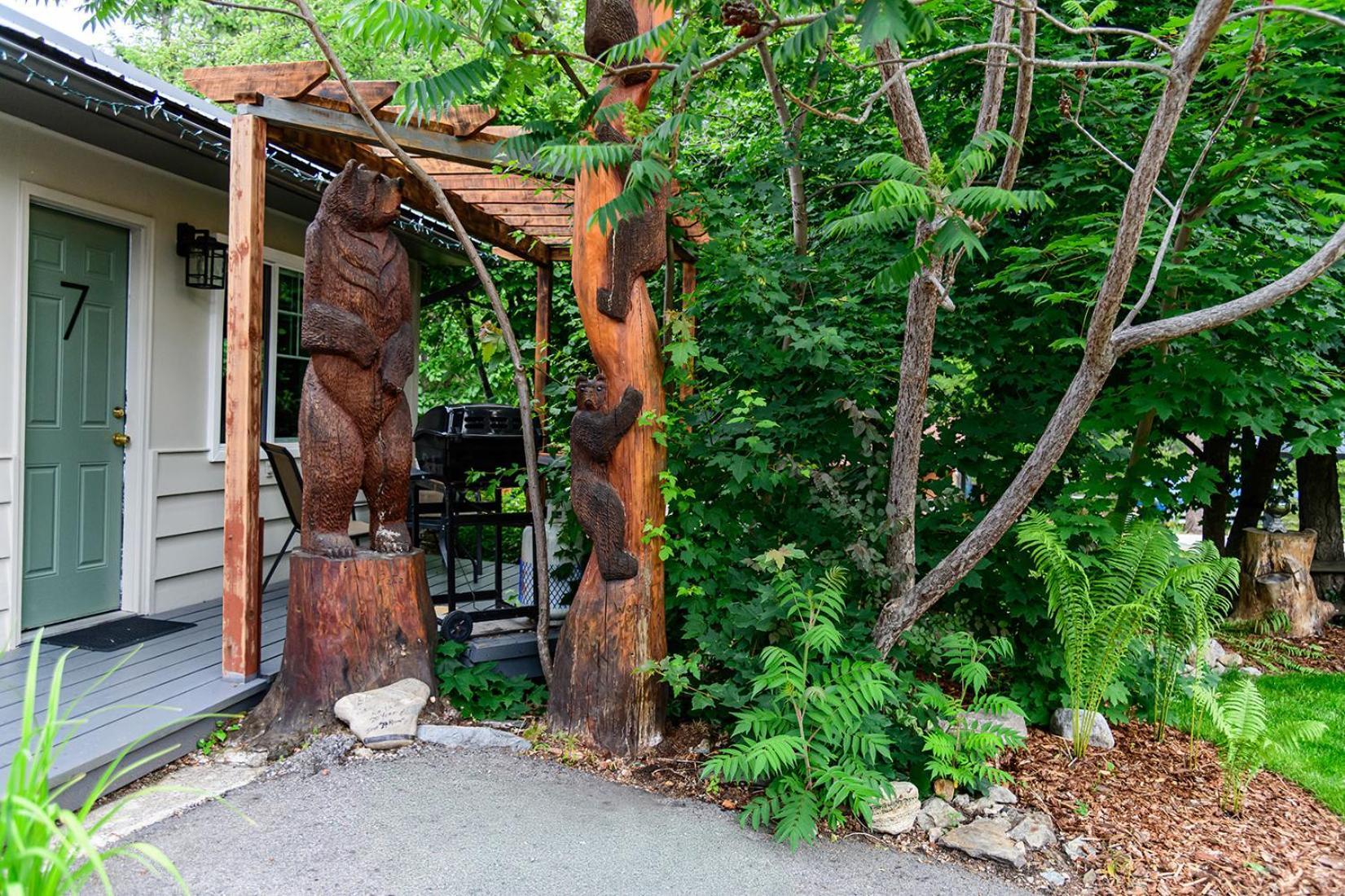 Barefoot And Retreat Motel